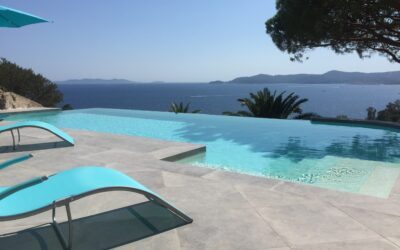 Piscine creusée en béton à débordement Var