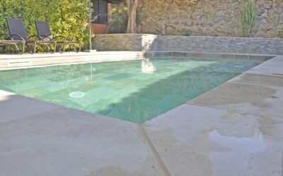 Construction de piscine creusée avec pierre naturelle à Sanary Var