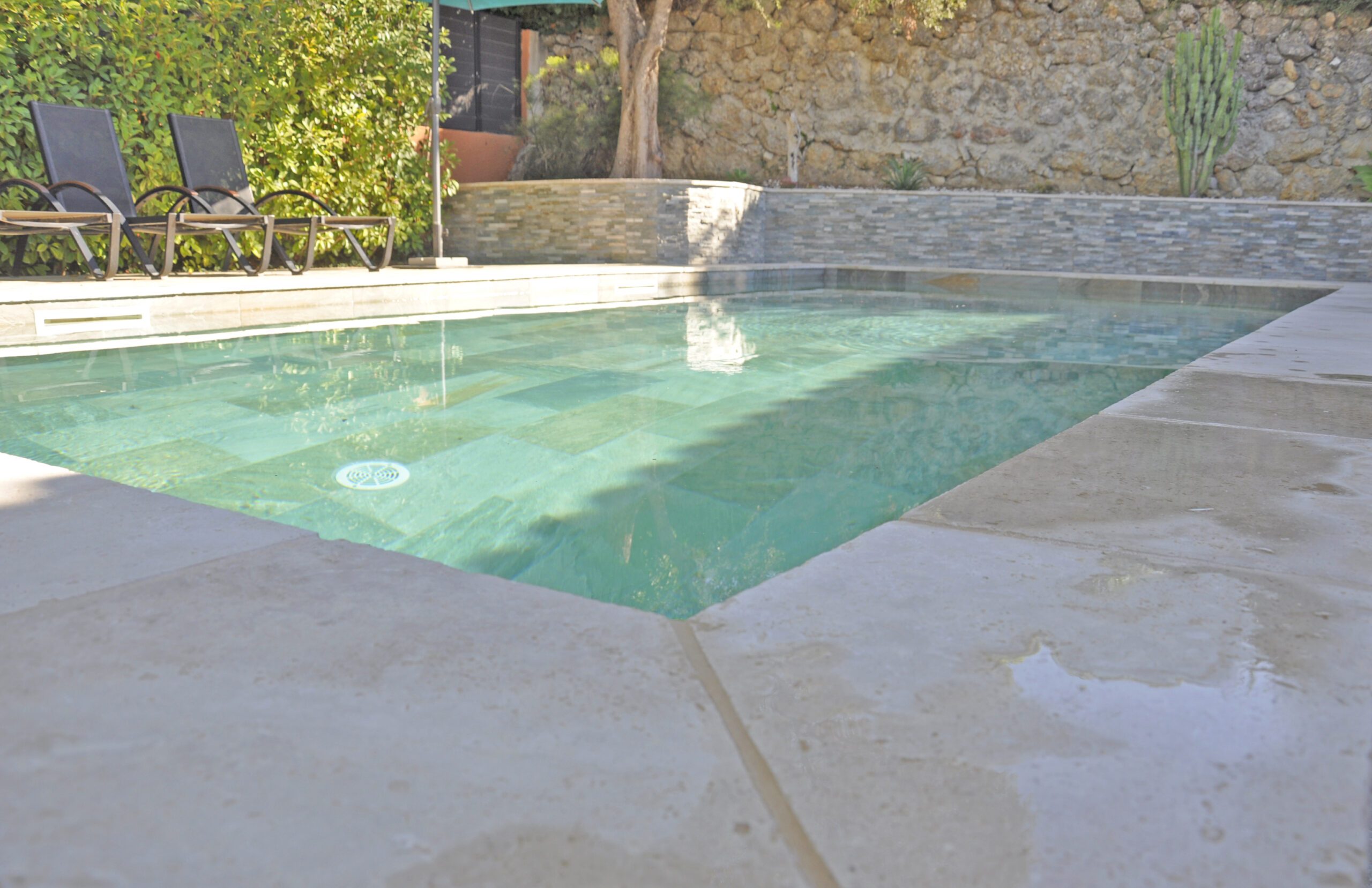 JPBG construction piscine var design avec pierre naturelle