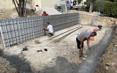 Construction en cours de piscine creusée en béton monobloc