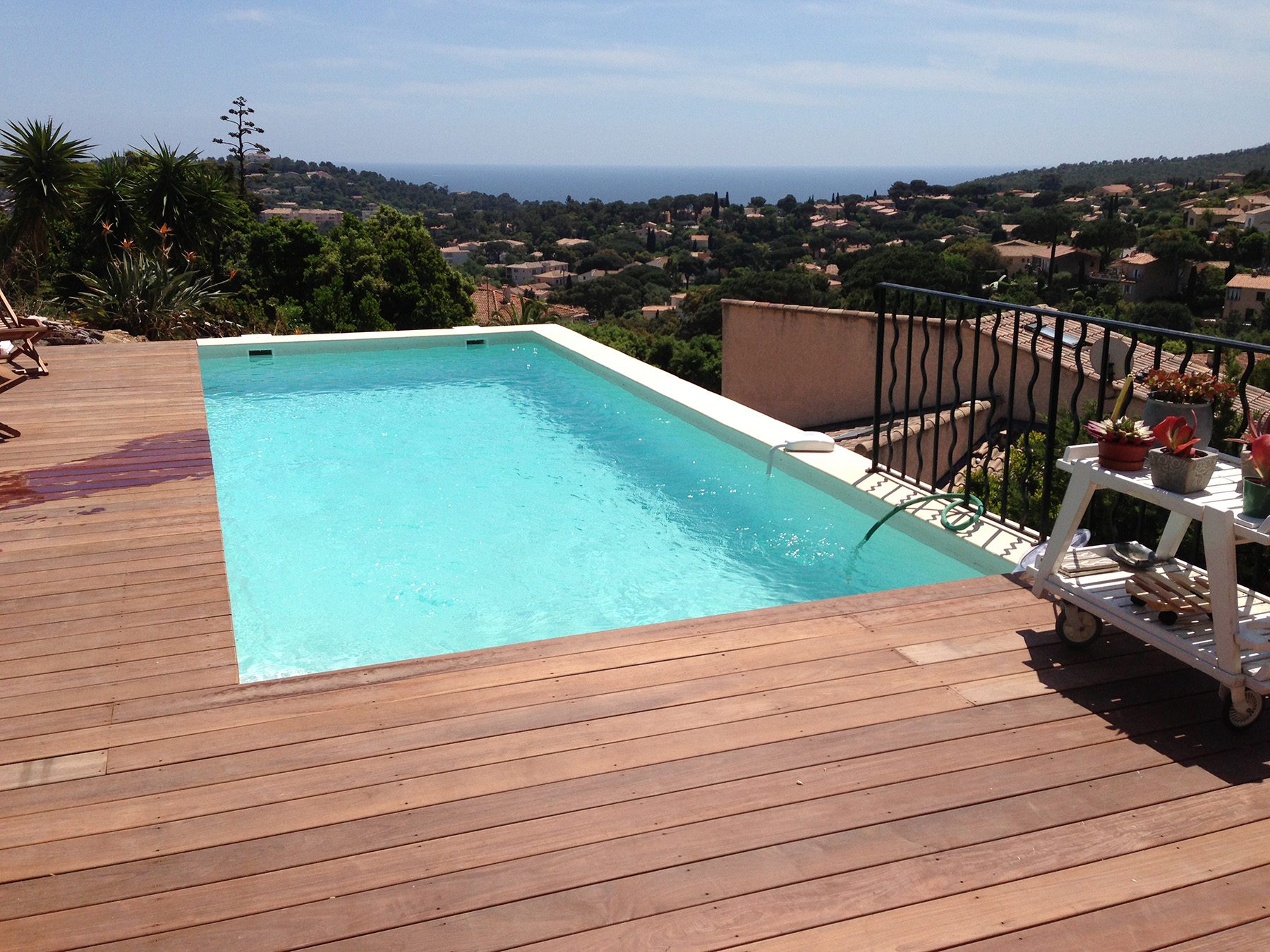 construction piscine creusée avec terrasse en bois var