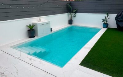 Construction de piscine design avec carrelage effet marbre blanc Var