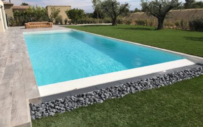 Construction de piscine creusée et terrasse effet bois