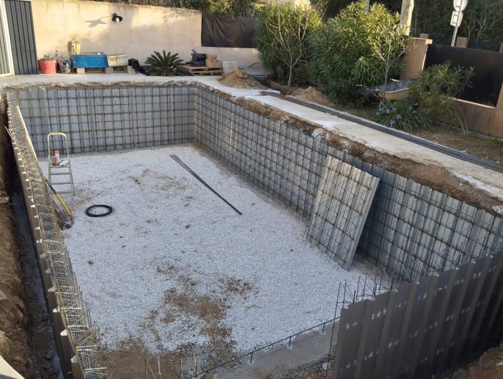 construction de piscine creusée en béton à Saint Cyr Sur Mer