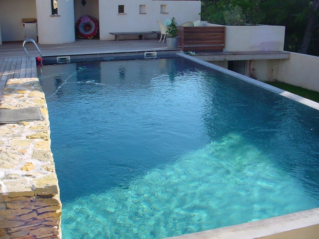 piscine creusée dans le var : rénovation par pisciniste