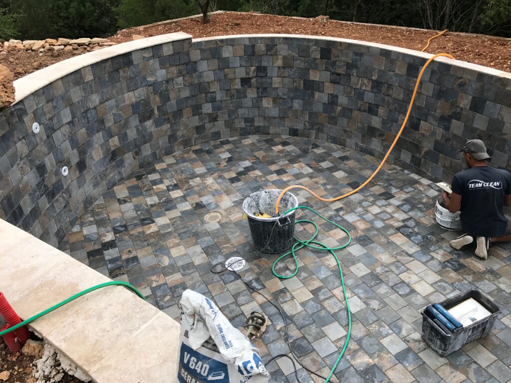 construction piscine de forme libre var