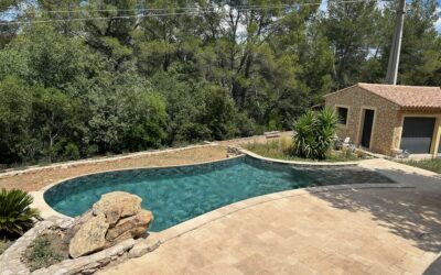 Construction piscine de forme libre à débordement Le Luc en Provence