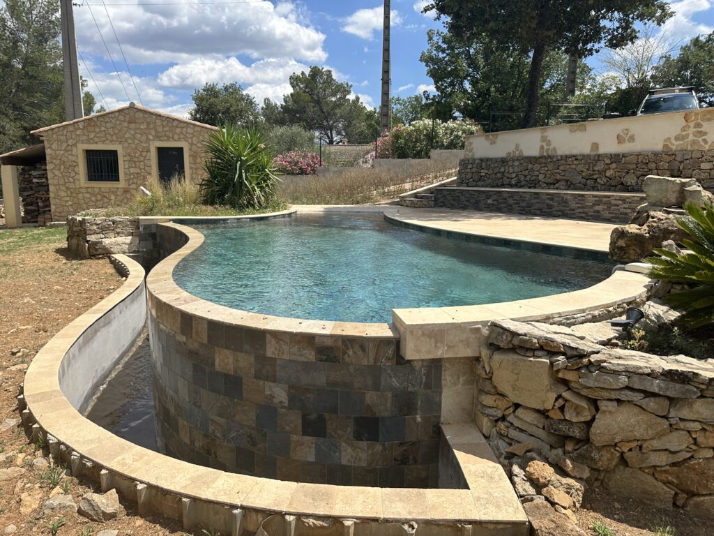 construction piscine de forme libre var jpbg