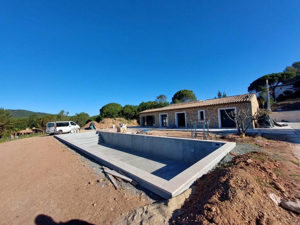 construire piscine creusée béton monobloc dans le Var