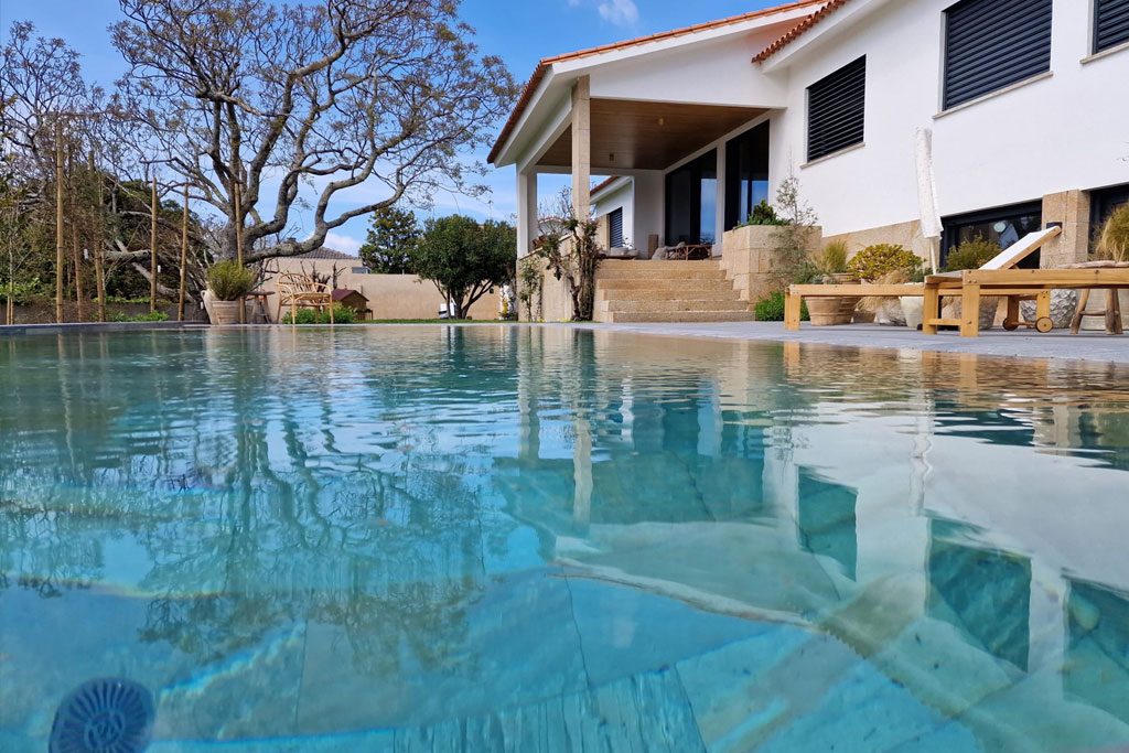 Construction piscine creusée avec débordement dans le Var