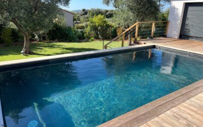 Réalisation de piscine creusée contemporaine avec terrasse en bois près de Toulon