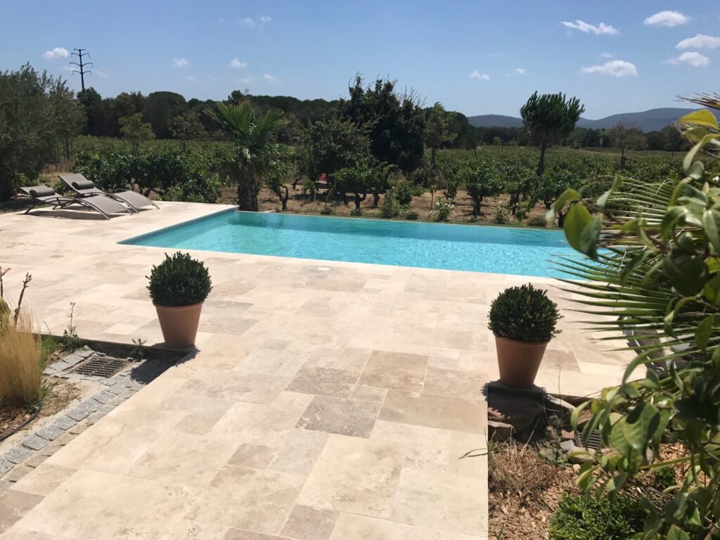 rénovation piscine creusé avec terrasse en travertin 