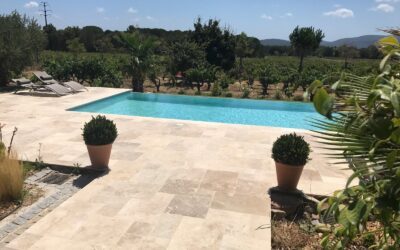 Rénovation de piscine creusée avec terrasse en travertin dans le Var