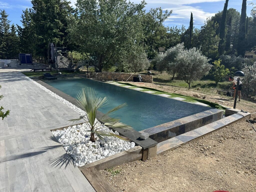 construction de piscine creusée avec débordement Draguignan