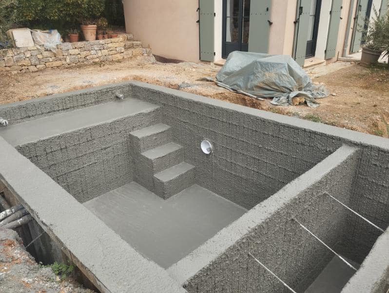 Construction d'une piscine creusée à débordement au Mourillon