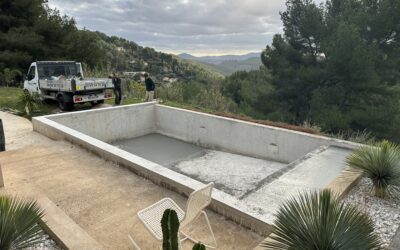 Rénovation piscine creusée à Bandol avec rehausse et débordement en L