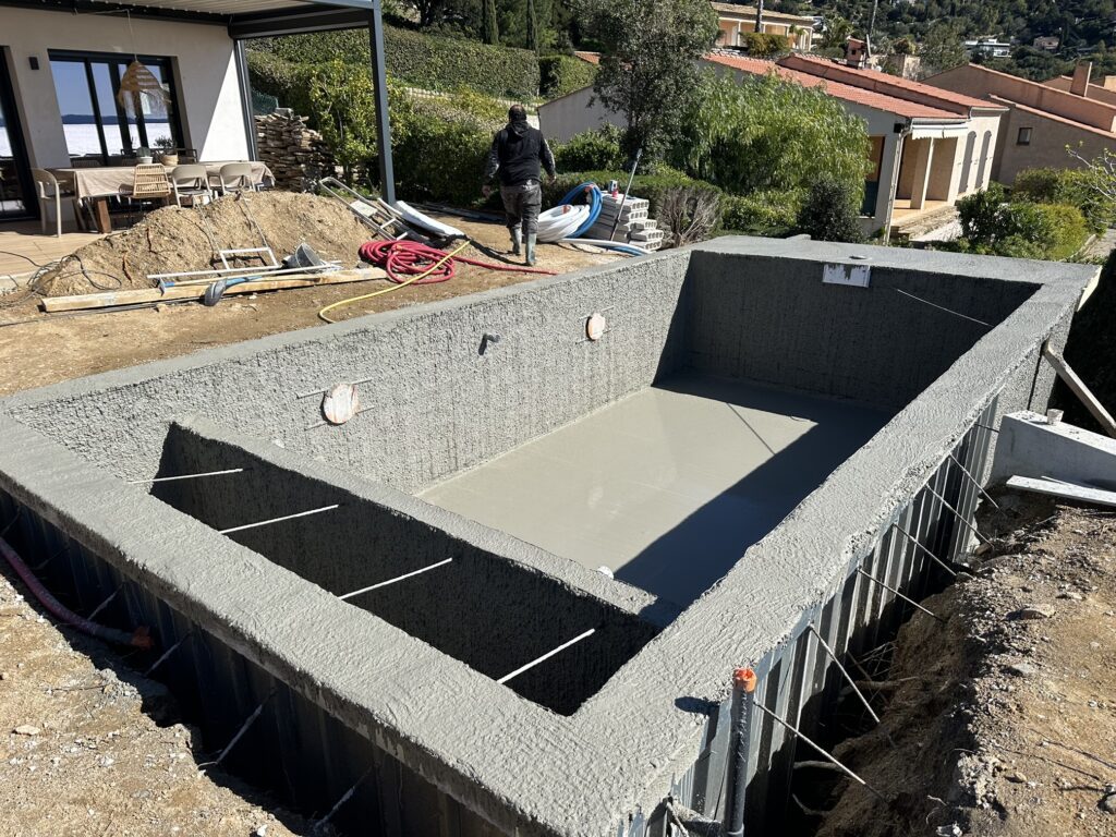 coulage béton piscine creusée en béton var 