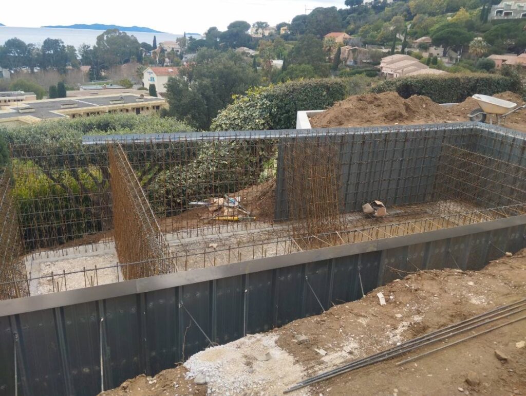 construire une piscine enterrée en béton armé  